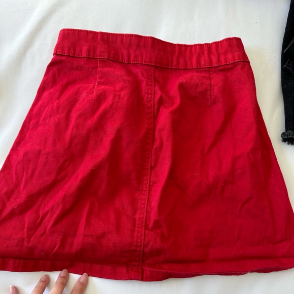 Cute red skirt with buttons - Picture 2 of 3